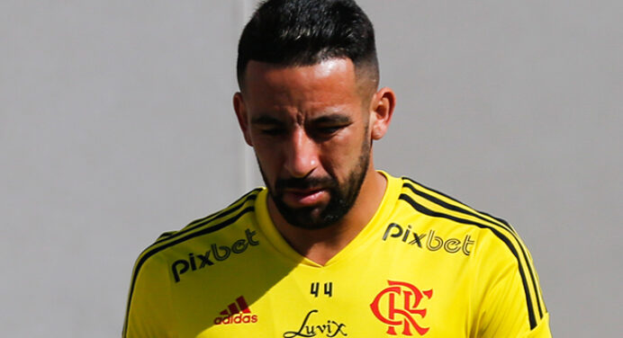 Isla assina rescisão de contrato com Flamengo nesta terça