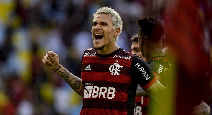 Pedro volta a ser titular do Flamengo contra o Santos
