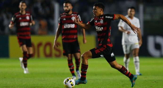 “Merece ser titular”: torcedores do Flamengo rasgam elogios a Victor Hugo