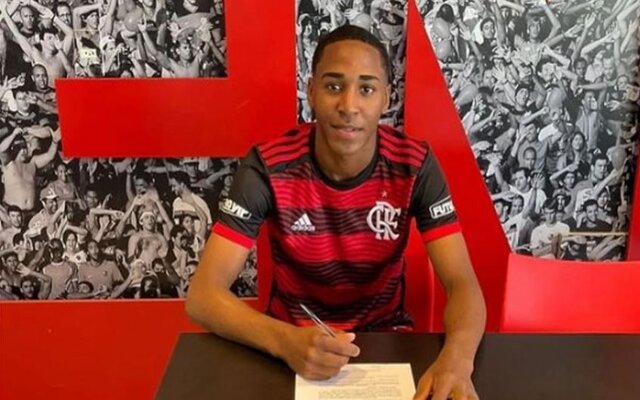 Cria do Flamengo de 16 anos assina primeiro contrato profissional com multa de R$ 277 milhões