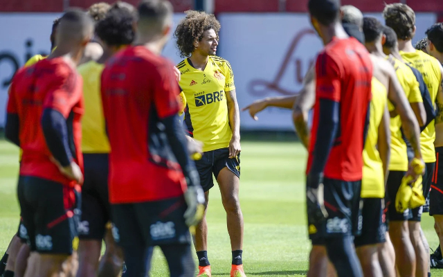 Ainda com pendências na negociação com Fenerbahçe, Arão treina no Flamengo