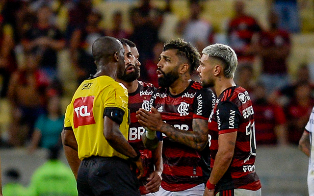 CBF define árbitro para Flamengo x Athletico, jogo de ida das