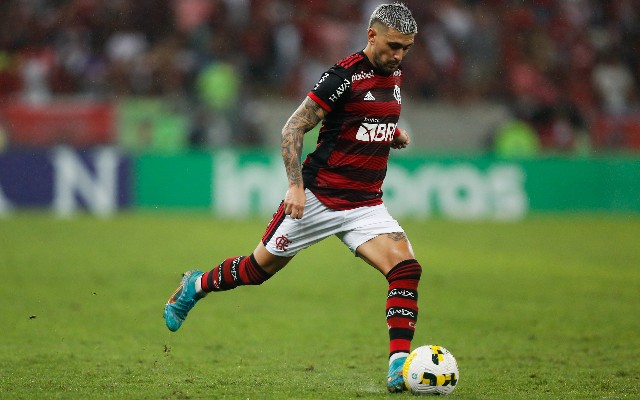 Arrascaeta se isola como estrangeiro com mais assistências no Brasileirão