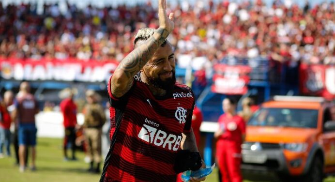 “Vidal Pitbull”: torcedores se animam com estreia do chileno pelo Flamengo