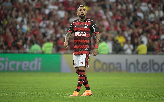 Vidal e Cebolinha estreiam entre titulares do Flamengo contra o Atlético-GO