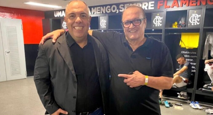 Marcos Braz e Leandro posam para foto no Maracanã após vitória do Flamengo