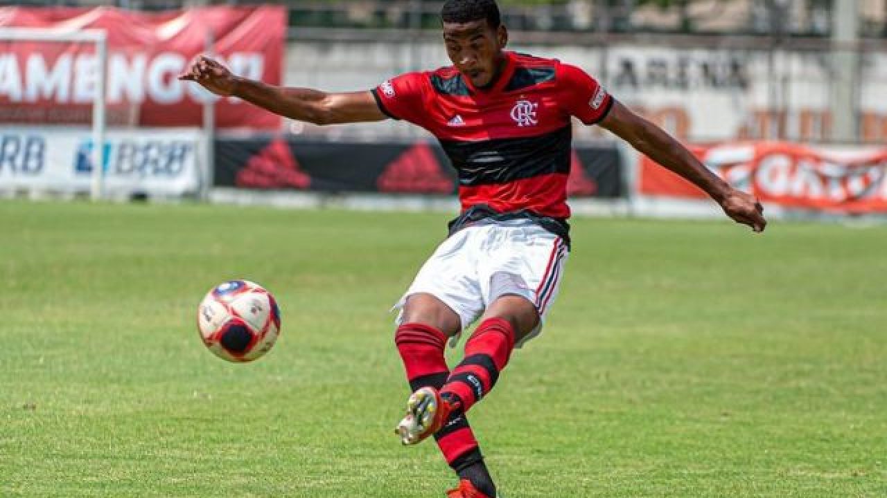 Flamengo renova contrato com zagueiro Cleiton - Flamengo - Notícias e jogo  do Flamengo - Coluna do Fla