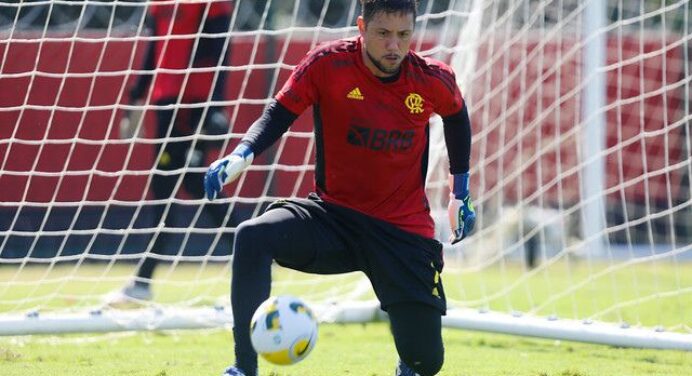 Diego Alves volta a relatar problema físico e está fora de jogo contra o Atlético-GO