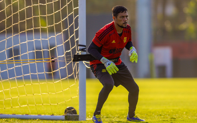 Diego Alves se recupera de lesão e retorno ao Flamengo depende de Dorival