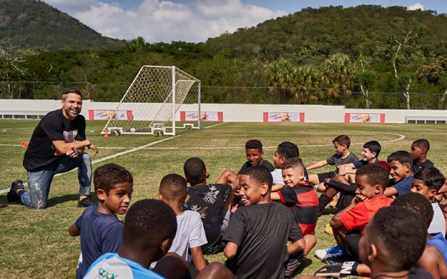 Diego Ribas visita projeto social no Rio de Janeiro