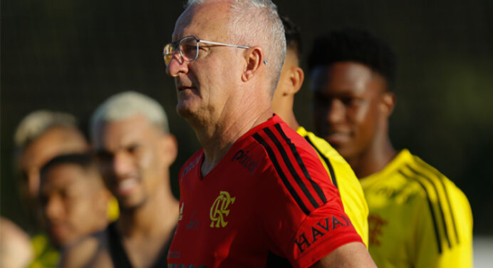 Dorival define time titular do Flamengo para jogo contra o Atlético-GO em treino desta sexta