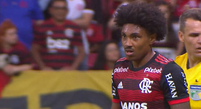 Morde e assopra: Vitinho recebe misto de vaias e aplausos em jogo do Flamengo; veja vídeo