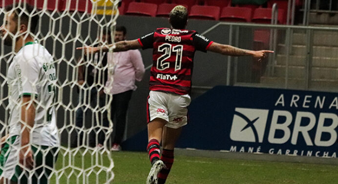 “Ele não perdoa”: Pedro marca 2 gols e leva torcedores do Flamengo à loucura