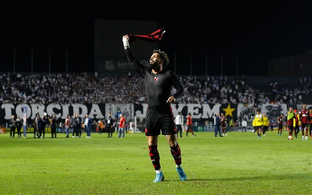 Rei de Santos! Gabigol sai do banco, marca gol da vitória e leva torcedores à loucura