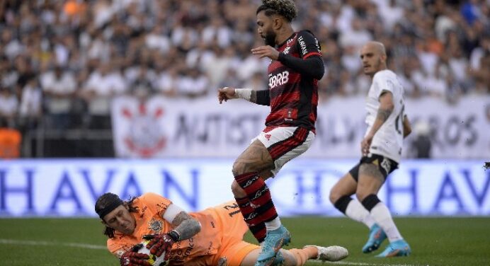 Rodinei faz gol contra, Flamengo perde para o Corinthians e pode cair posições no Brasileirão