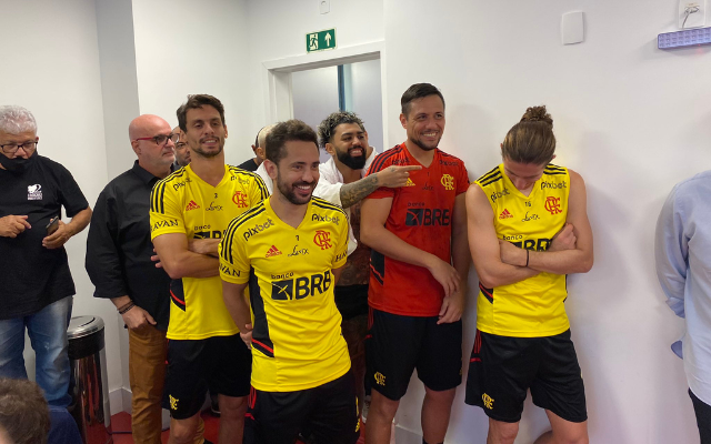 Jogadores do Flamengo ‘invadem’ coletiva de Diego Ribas