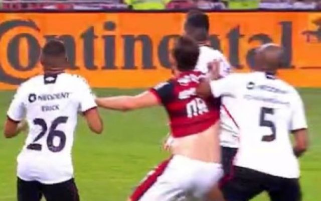 Árbitro de Athletico x Flamengo desprezou o VAR em lance decisivo