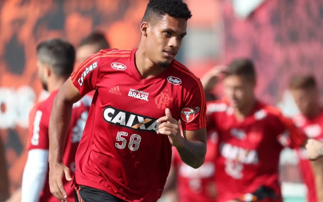 Flamengo acerta venda do zagueiro Rafael Santos