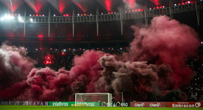 Estrangeiros se impressionam com show da torcida do Flamengo: “Insano!”