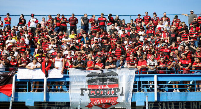 Torcedores do Flamengo passam mal no calor da Ressacada com jogo às 11h