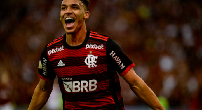 Victor Hugo dá primeiro passo para jogar na Europa; meia foi destaque do Flamengo em 2022