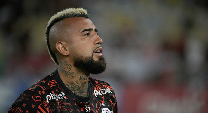 Vidal é ‘tietado’ por torcedores do Flamengo no Maracanã