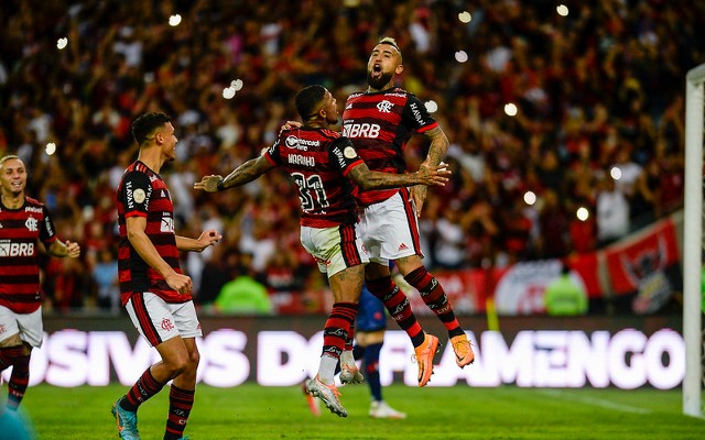 Com show de Vidal, Flamengo massacra Atlético-GO e cola na ponta do Brasileirão