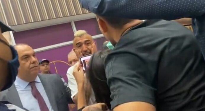 Vidal não se contém e chora em chegada ao Flamengo; veja vídeo