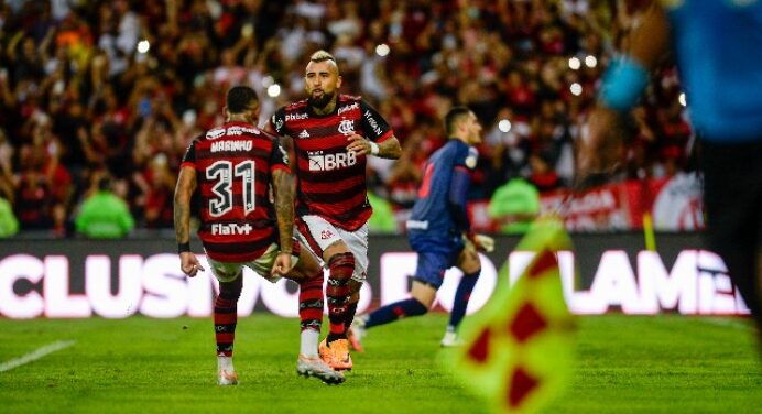 É ele! Vidal marca gol e dá assistência em primeiro jogo como titular do Flamengo