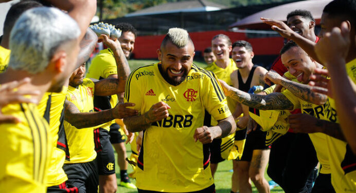 Vidal é “batizado” após primeiro treino com elenco do Flamengo
