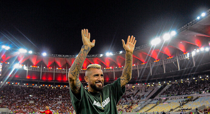 Vidal relata emoção ao entrar em campo e ser ovacionado pela torcida do Flamengo