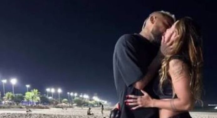 Vidal publica imagem aos beijos com namorada às vésperas de estreia pelo Flamengo