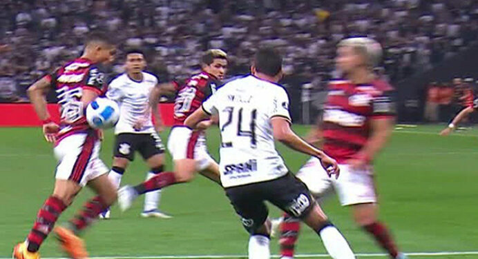 Entenda a regra: por que gol de Arrascaeta foi legal, após bola tocar a mão de Gomes