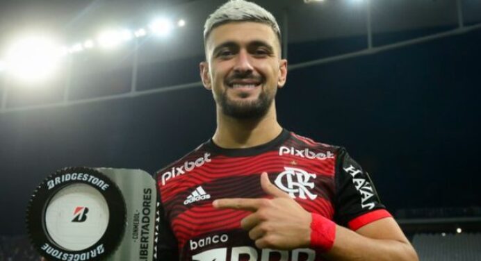 Um deboche! Arrascaeta é eleito melhor em campo em jogo contra o Corinthians