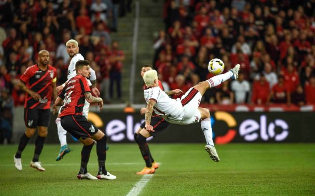 Com golaço de Pedro, Flamengo derruba o Athletico e avança à semifinal da Copa do Brasil