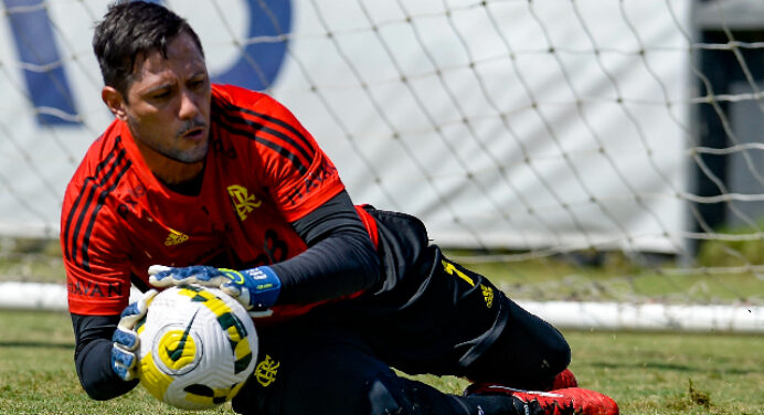 Com Diego Alves, Flamengo divulga lista de relacionados para jogo contra o Botafogo