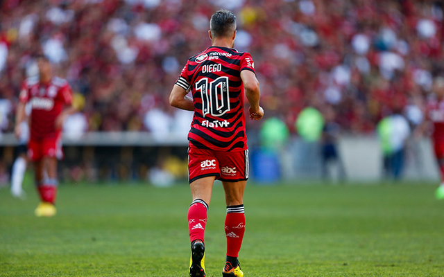 TNT Sports Brasil - Se liga na nova camisa de aquecimento do Flamengo que  Diego soltou em seu instagram! Aprovada, torcedor? Crédito: Instagram /  diegoribas10