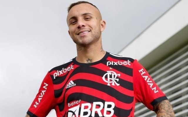 Flamengo vende mais de 13 mil camisas 3 em 24 horas e tem rendimento mínimo  de R$ 4 milhões - Coluna do Fla