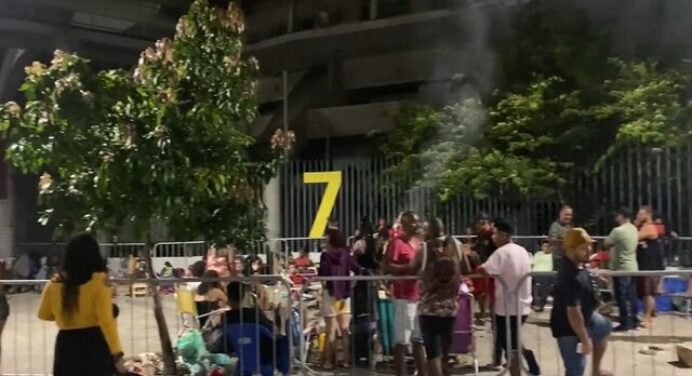 Rubro-negros fazem longa fila na madrugada em busca de gratuidade para Flamengo x Corinthians