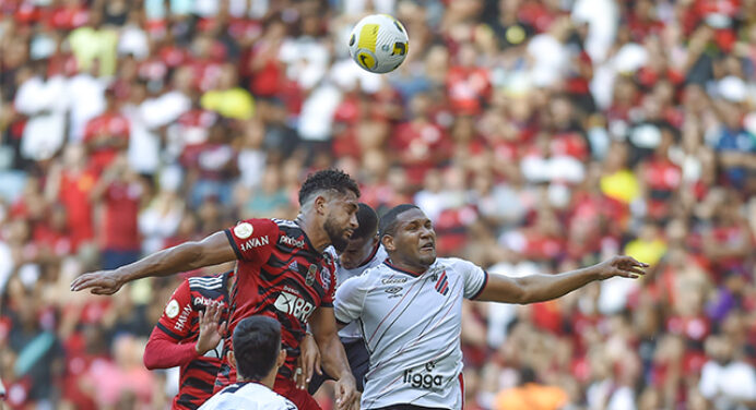 Dorival desconversa sobre fragilidade do Athletico-PR na bola aérea: “Focar na nossa equipe”