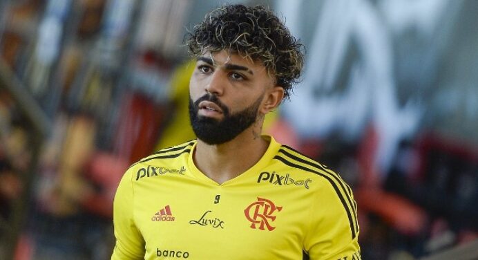 Gabigol tem dores nas costas e treina separado de restante do elenco