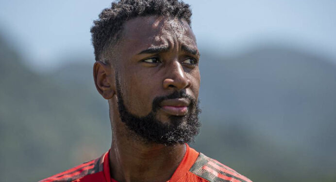 “Gerson saiu chorando”: ex-roupeiro do Flamengo revela bastidores da despedida do meia