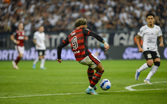 10 jogadores, 11 passes, 41 segundos: como Flamengo botou o Corinthians ‘na roda’ em gol de Gabigol