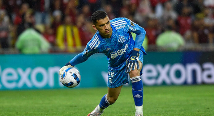 “É o melhor do Brasil”: goleiro Santos cai na graça dos torcedores e vira homem de confiança no Fla