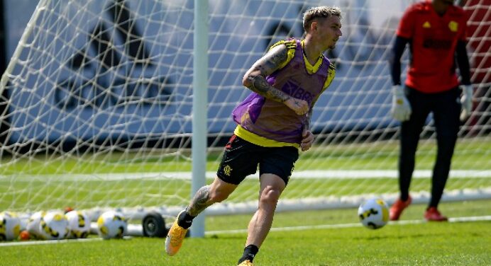 Contra Botafogo, Pulgar e Varela vivem expectativa da estreia pelo Flamengo