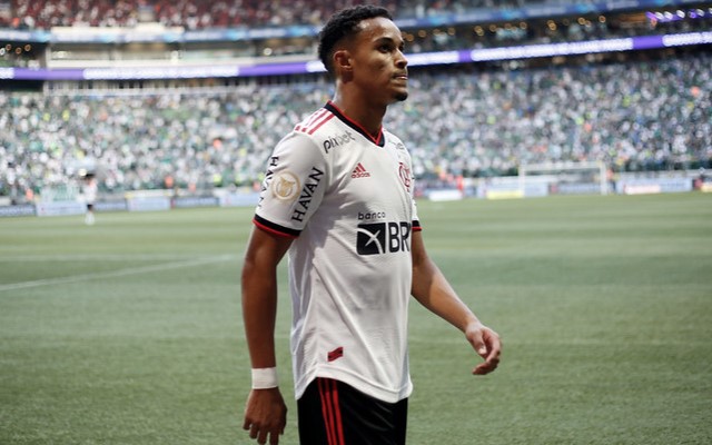 Lázaro entra na mira de mais 3 clubes europeus em meio a imbróglio com Flamengo