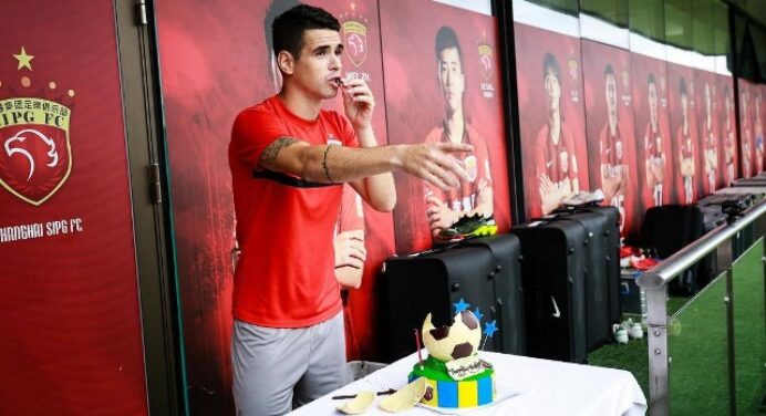 Torcedores ironizam jornalista após Flamengo acertar com Oscar