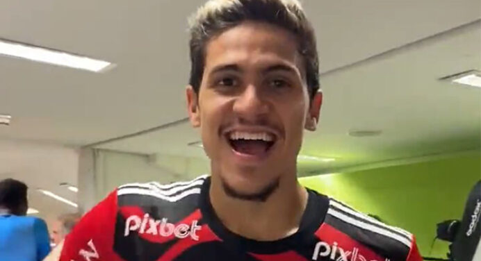 Está aqui! Com astral em alta, Pedro faz brincadeira após vitória sobre o Athletico-PR; veja vídeo