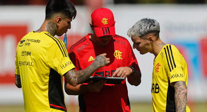 Pulgar e Varela podem reforçar Flamengo diante do Athletico-PR, no Brasileirão