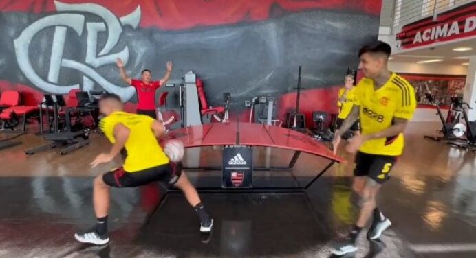 Thiago Maia tira onda de Pulgar e Varela no futmesa: “Na próxima, facilito”